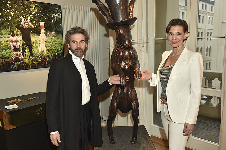 Künstler Hermann Nachbaur, Sarah Kronsbein (Galeristin): Sarah Kronsbein & HERMANN luden zum Ausstellungs-Debüt Alice im Wunderland, Maximilianstrasse München am 12.03.2024 / Foto: BrauerPhotos / Goran Nitschke 